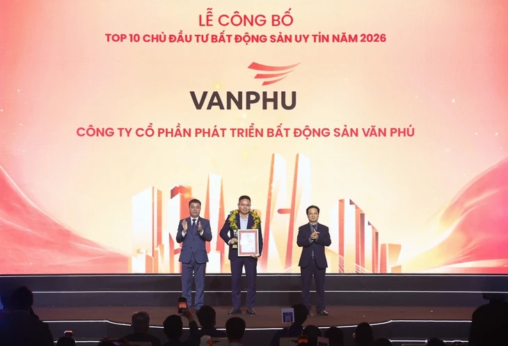 Văn Phú nhận cúp và chứng nhận Top 10 Chủ đầu tư bất động sản uy tín 2026